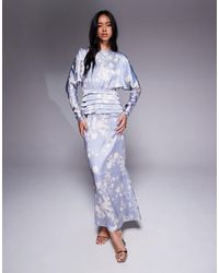 DASKA - Robe longue en satin à manches chauve-souris - pâle à imprimé fleurs - Lyst