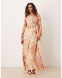ASOS - Vestido Largo Color Melocotón De Manga Larga Con Estampado Floral Y Detalle De Volante En La Cintura De - Lyst