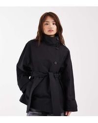 ASOS - Gabardina Negra Con Cuello Alzado Y Cinturón Anudado De Asos Design Petite - Lyst