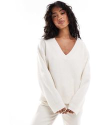 Stradivarius - Maglione Morbido Color Écru Con Scollo A V - Lyst