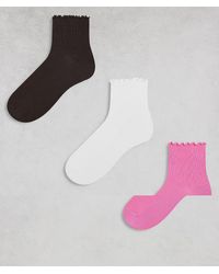 Monki - Confezione Da 3 Paia Di Calzini Alla Caviglia Con Bordo Smerlato Bianchi, Rosa E Marroni - Lyst