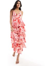 Pretty Lavish - Vestido semilargo rosa escalonado con estampado floral y volantes - Lyst