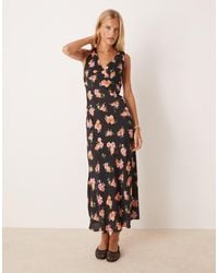 Mango - – freizeitkleid mit blumenmuster auf dunklem hintergrund und v-ausschnitt - Lyst