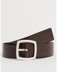Calvin Klein Cinturón de cuero marrón con logo en relieve Magnified