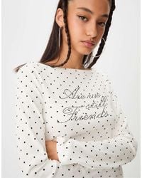 Stradivarius - T-Shirt Color Écru A Pois Con Scollo A Barchetta E Scritta Stampata - Lyst