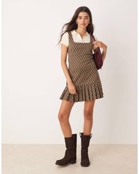 Miss Selfridge - – kariertes schürzenkleid mit tiefer taille und faltensaum - Lyst