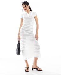 Bershka - Robe longue en maille côtelée à col polo - écru - Lyst