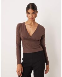 ASOS - Top Marrón De Manga Larga Con Cuello De Pico Y Detalle Fruncido En El Pecho De - Lyst