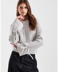 Pieces - Gebreid Vest Met Parelknopen En Gestrikte Manchetten - Lyst