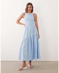 Ghospell - Mouwloze Midi Jurk Met Gesmokt Lijfje, Asymmetrisch Detail En Gelaagde Rok - Lyst