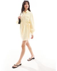 ASOS - Vestido camisero corto amarillo pastel con laterales fruncidos y detalle - Lyst