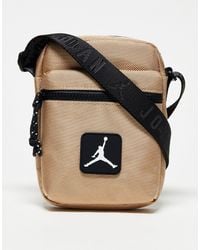 Nike - Sac bandoulière avec logo en relief - marron - Lyst