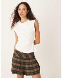 ASOS - Asymmetrisch T-Shirt Met Taille Detail En Scherpe Schouders - Lyst