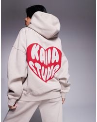 Kaiia - Sweat à capuche oversize d'ensemble avec logo cœur - taupe et rouge - Lyst