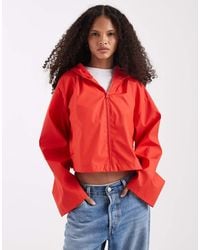 ASOS - Giacca Da Pioggia Gommata Taglio Corto Rosso Acceso Con Cappuccio - Lyst