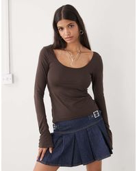 Monki - Slim-Fit T-Shirt Met Lage Ronde Hals En Lange Mouwen - Lyst