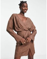 ASOS - Robe courte en satin à manches longues avec poignets resserrés et jupe plissée - chocolat - Lyst