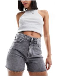 Calvin Klein - Mom shorts di jeans grigi - Lyst