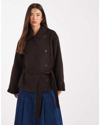 ASOS - Gabardina Corta Marrón Con Cinturón Bajo De Mezcla De Lana De - Lyst