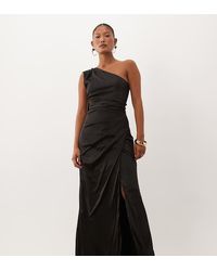 TFNC London - Tfnc Bruidsmeisjes Petite Satijnen Maxi Jurk Met Blote Schouder, Gedrapeerde Achterkant En Split - Lyst