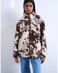 TOPSHOP - – jacke aus teddyfleece mit kuhfellmuster - Lyst