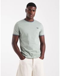 Fred Perry - T-shirt avec bord double rayure - kaki - Lyst