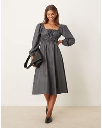 Glamorous - Gesmokte Gestreepte Maxi Jurk Met Gestrikte Voorkant En Volumineuze Mouwen - Lyst
