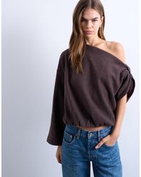TOPSHOP - Top doux au toucher noué sur le côté à manches longues et épaules dénudées - chocolat - Lyst