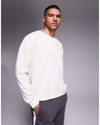 ASOS - Camiseta Color Crema De Manga Larga Y Corte Cuadrado Extragrande Con Cuello Panadero De Punto Gofrado De -Blanco - Lyst