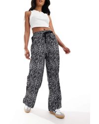 ASOS - Broek Met Elastische Taille, Contrasterend Inzetstuk En Zwart-Witte Dierenprint - Lyst