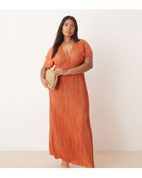 ASOS - Vestido Midi Color Óxido Plisado Con Cuello De Pico De Asos Design Curve-Naranja - Lyst