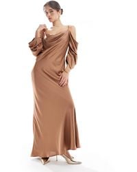 TFNC London - L'invitée - robe longue à col bénitier et épaules dénudées avec manches froncées - moka - Lyst
