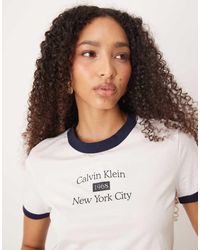 Calvin Klein - Camiseta Blanca Con Diseño Encogido Y Ribetes Azul Marino De - Lyst