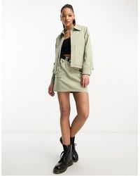 Miss Selfridge - Mini-jupe d'ensemble plissée coupe cargo fonctionnelle avec coutures contrastantes et ceinture à boucle - kaki - Lyst