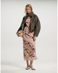 ASOS - – midaxi-trägerkleid aus rosa chiffon mit gänseblümchen-streifen-muster und u-boot-ausschnitt - Lyst