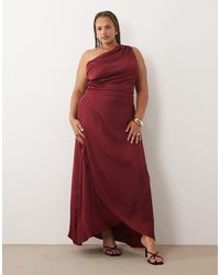 Tfnc Plus - Tfnc - l'invitée - robe portefeuille longue en satin à une épaule - bordeaux - Lyst