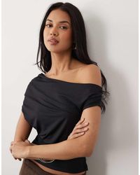 ASOS - Asymmetrische Top Van Gladde Stof Met Blote Schouder En Rimpeleffect - Lyst