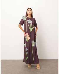 ARRANGE - Robe t-shirt longue en satin avec broderies fleuries - chocolat - Lyst