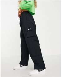 Nike - Pantaloni cargo neri con logo piccolo - Lyst