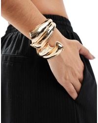 ASOS - Bracciale A Fascia Dorato Con Design Aperto Avvolgente Astratto - Lyst