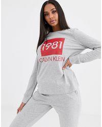 Calvin Klein Set de joggers y sudadera de manga larga en gris Bold 1981 de