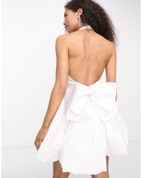Forever New - Esclusiva - vestito corto da sposa accollato color avorio con fiocco sul retro - Lyst