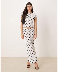 ASOS - Vestido Largo De Talle Bajo Con Estampado De Lunares De Canalé De Tacto Seco De -Blanco - Lyst