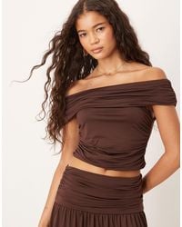 ASOS - Crop top à fronces et encolure bardot à assortir - chocolat - Lyst