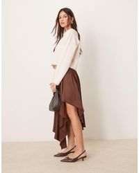 ASOS - Jupe mi-longue en satin coupé en biais - chocolat - Lyst