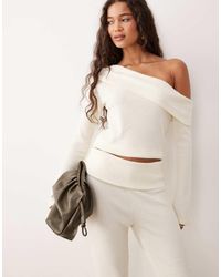 ASOS - Geborstelde Geribbelde Zachte Top Met Lange Mouwen En Blote Schouder - Lyst