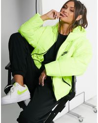 Nike Gewatteerd Jack Met Swoosh-teken Op - Geel