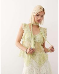 Reclaimed (vintage) - Chiffon Blouse Met Ruches, Gestrikte Voorkant, Bloemenprint En Bijpassende Sjaal - Lyst