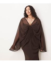 ASOS - Vestido Largo Marrón Escotado Con Mangas Estilo Capa Y Detalle Fruncido Estilo Panal De Abeja De Asos Design Curve - Lyst