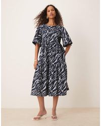 Jdy - Vestido Midi Azul Marino Escalonado De Manga Corta Con Estampado De Cebra De - Lyst